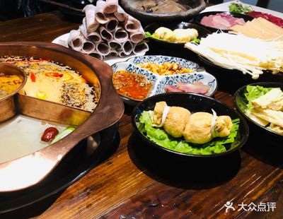 單純火鍋，川渝之魂——湖濱商業(yè)街的紅油盤盤烤